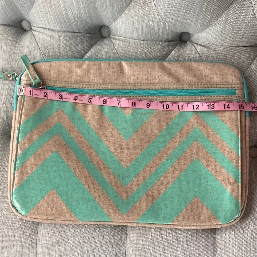 Chevron Patterned Laptop/Tablet Sleeve in great condition.